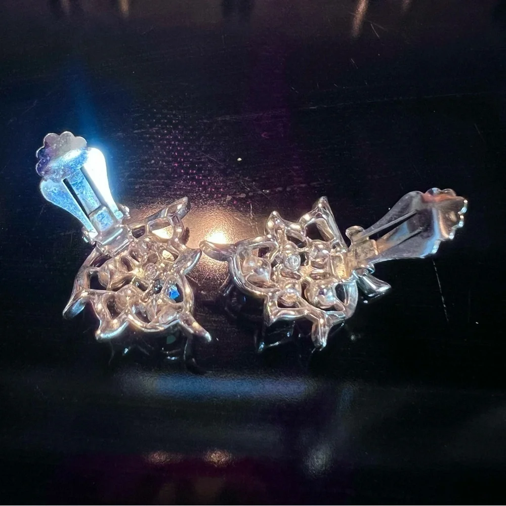VTG SARAH COVENTRY 1959 AURORA BOREALIS RHINESTONE SILVER CLIP EARRING GRAPELEAF